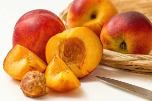 6 Fresh Fruits You Must Eat in Monsoon Season/Peach